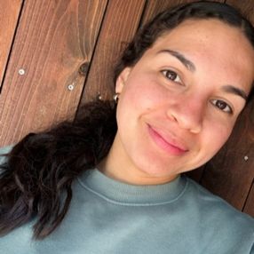 Maria Valentina, Babysitter in Berg