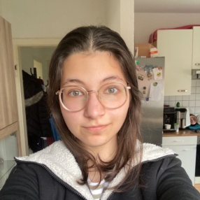 Halla, Babysitter in Brühl