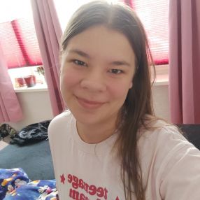 Laney Amira, Babysitter in Neumünster