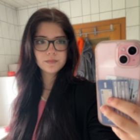 Lya, Babysitter in Neunkirchen