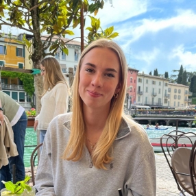 Hanna, Babysitter in Berg