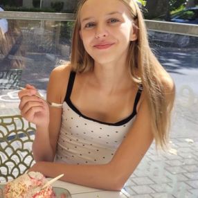 Kira, Babysitter in Hürth