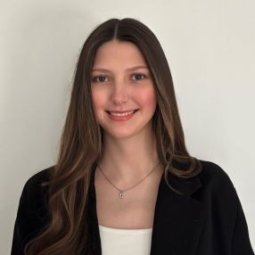 Alena, Babysitter in Wissen