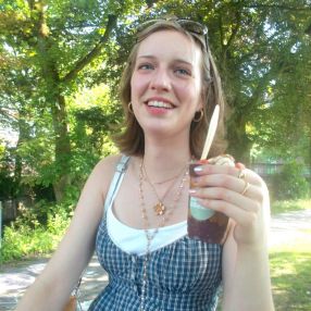 Liliana, Babysitter in Norden