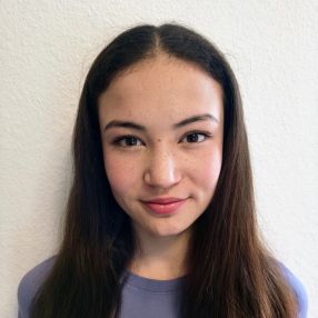 Amina, Babysitter in Kissing