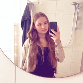 Emily, Babysitter in Lage