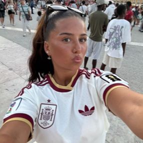 Chenoa, Babysitter in Hanau