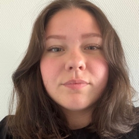 Mona, Babysitter i Middelfart