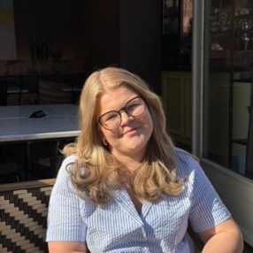 Laura, Babysitter i Høng