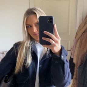 Emma Brønsgaard, Babysitter i Holbæk