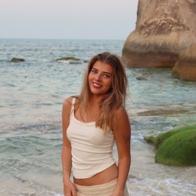 Julie, Babysitter i Farum