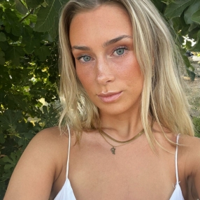 Fiona, Babysitter i Islev