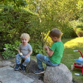 Bo, Familie i Værløse
