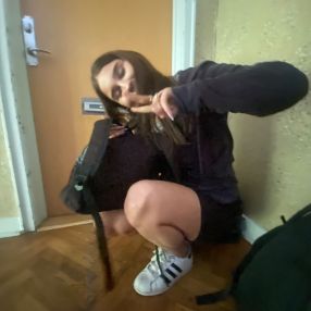 Bella, Babysitter in Bogense