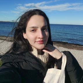 Maya, Babysitter i Vangede