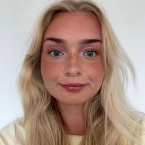 Astrid Emilie Skjellerup, Babysitter i Smørumnedre