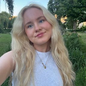 Malou, Babysitter i Helsinge