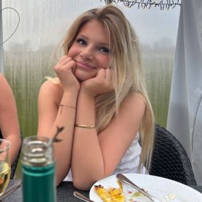 Nora, Babysitter i Herfølge