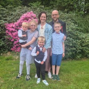 Dina, Familie i Holstebro