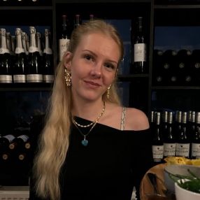 Milla, Babysitter i Sakskøbing