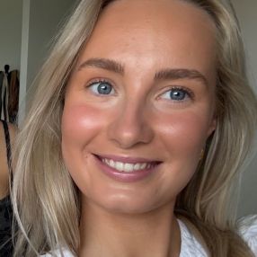 Stinne Holst, Babysitter in Aarhus