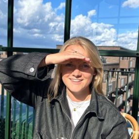 Laura, Babysitter i Islev