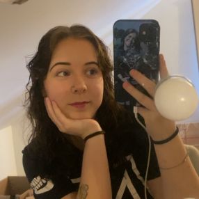 Isa-Nora, Babysitter i Assens