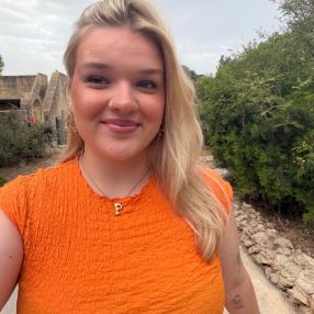 Phoebe, Babysitter i Holbæk