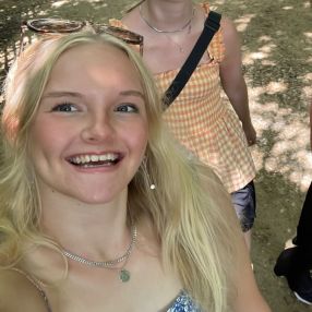 Julie, Babysitter i Snejbjerg
