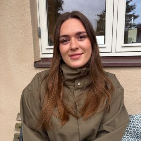 Elena Hofer, Babysitter i Ballerup