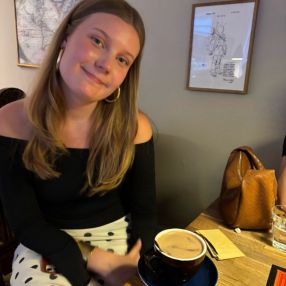 Kamille, Babysitter i Hadsten