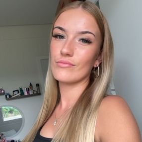 Mia, Babysitter i Faxe