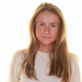 Cornelia, Babysitter i Holte