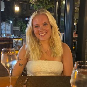 Natacha, Babysitter i Greve