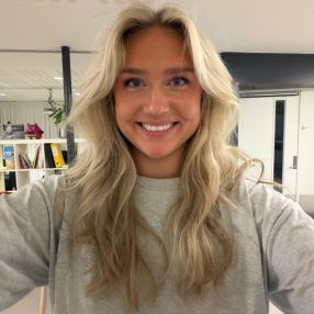 Nikoline, Babysitter i Hovedgård