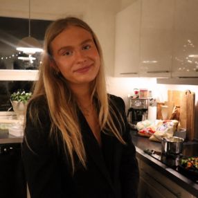 Caroline, Babysitter i Høng