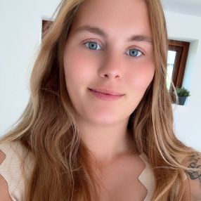 Julie, Babysitter i Tappernøje