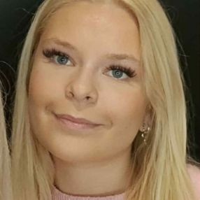 Dina, Babysitter i Harlev