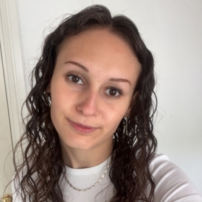 Malou Yasmin, Babysitter i Aarhus