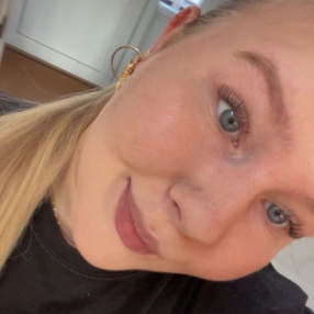 Alma, Babysitter i Rønne