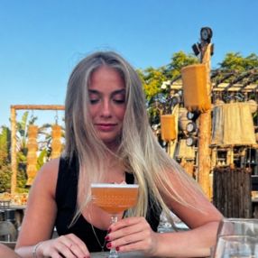 Billie Sinaia, Babysitter in København