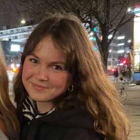 Charlie, Babysitter i Gammel Holte