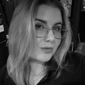 Laura Petrine, Babysitter i Aars