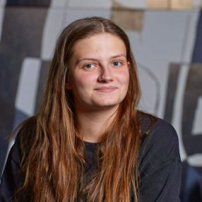 Line, Babysitter i Assens