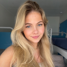 Victoria, Babysitter in Højby