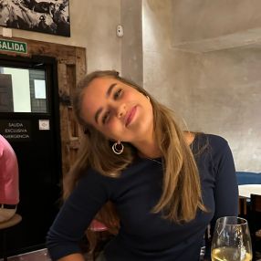 Julie, Babysitter i Klampenborg