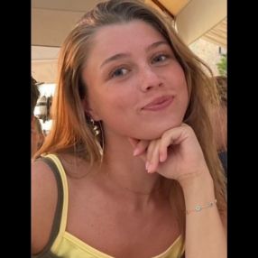 Flora, Babysitter in Frederiksberg