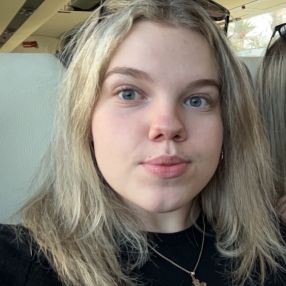 Lærke, Babysitter i Billund