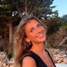 Caroline, Babysitter i Holte