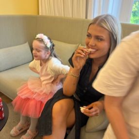 Amalie Leonora, Babysitter i Værløse